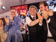 Pedro Sánchez junto a Crlos Martínez y Óscar Puente en Valladolid.