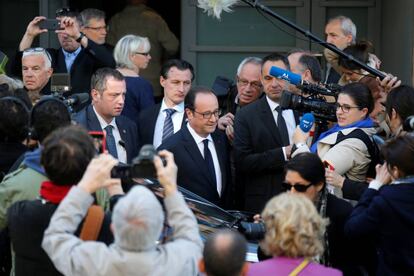 El actual presidente francés, Francois Hollande, llega a su colegio electoral en Tulle.