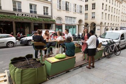 El primer 'parklet' instalado por la alcaldía de París, en el número 4 de la Rue de la Bourse.