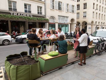El primer 'parklet' instalado por la alcaldía de París, en el número 4 de la Rue de la Bourse.