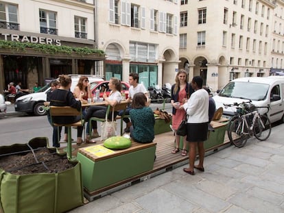 El primer 'parklet' instalado por la alcaldía de París, en el número 4 de la Rue de la Bourse.