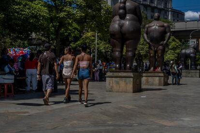 Trabajadoras sexuales en la Plaza Botero de Medellín.