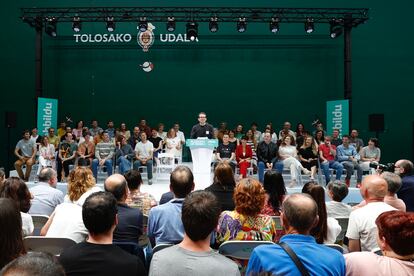 El candidato de Bildu a Lehendakari, Pello Otxandiano, en un acto electoral de EH Bildu en la localidad guipuzcoana de Tolosa.