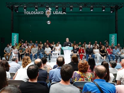 El candidato de Bildu a Lehendakari, Pello Otxandiano, en un acto electoral de EH Bildu en la localidad guipuzcoana de Tolosa.