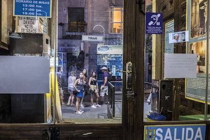 La iglesia se ha convertido en un fenómeno de interés para personas muy diferentes, de todas las culturas y lugares. Gente sin hogar, creyentes, ateos e incluso turistas se dejan seducir, curiosos, en San Antón. “Les extraña mucho encontrarse una iglesia abierta toda la noche”, asegura Willy Ziba. “La madrugada transcurre tranquila a pesar de estar rodeados de zonas de copas, pero no suele haber mayor problema. Entran, preguntan, les muestro el proyecto y se van encantados. Muchos regresan al día siguiente con su familia o amigos para mostrársela e intentar colaborar de alguna manera”.