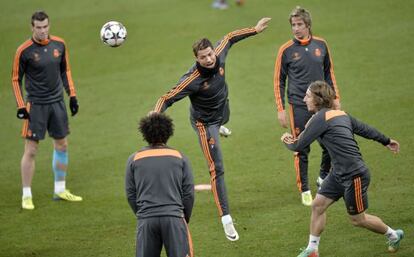 Bale, Cristiano, Marcelo, Coentrão y Modric, en el entrenamiento previo al duelo con el Schalke. 