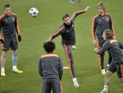 Bale, Cristiano, Marcelo, Coentrão y Modric, en el entrenamiento previo al duelo con el Schalke. 