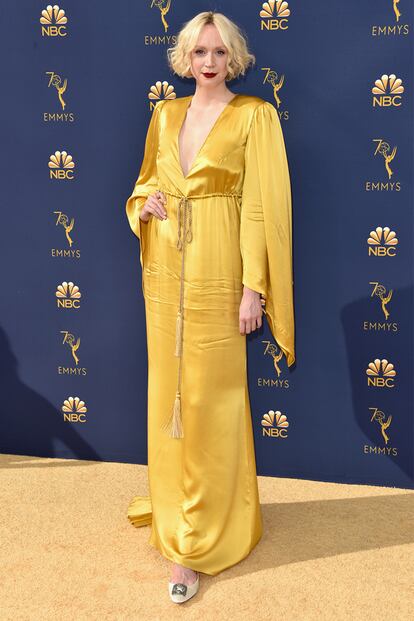 Gwendoline Christie, Brienne de Tarth en Juego de Tronos, también se sumó al amarillo, uno de los colores de la noche.