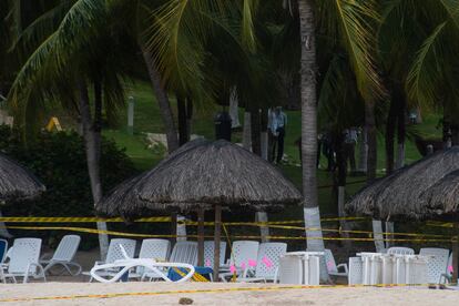 El hotel Decamerón, donde se hospedaba la pareja, que poco antes habían anunciado que iban a ser padres, dijo que "sicarios que llegaron en motos acuáticas a la playa" acabaron con la vida del fiscal.