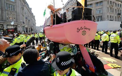 Sin dejarse intimidar por más de 400 arrestos, los activistas del cambio climático continuaron su manifestación hasta el quinto día en Londres con una pequeña protesta en el principal aeropuerto del país, Heathrow, junto con los campos de protesta en curso en otros lugares emblemáticos de la capital británica. En la foto, la actriz británica Emma Thompson escucha desde el bote rosado mientras los activistas que ocupan el cruce de carreteras en el Oxford Circus en el centro de Londres el 19 de abril de 2019 brindan presentaciones y declaraciones durante el quinto día protestas.