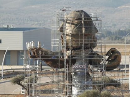 Aeropuerto de Castellón, con el montaje de la escultura en honor a Carlos Fabra en primer término.