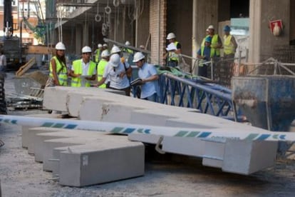 Técnicos inspeccionan el bloque de hormigón que ha caído sobre un trabajador de la obra que actualmente se ejecuta en el Estadio Carranza de Cádiz y que le ha provocado heridas muy graves.