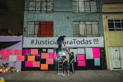 Vecinos de María José colocan pancartas al exterior de su domicilio, en la alcaldía Iztacalco, en abril de 2024.