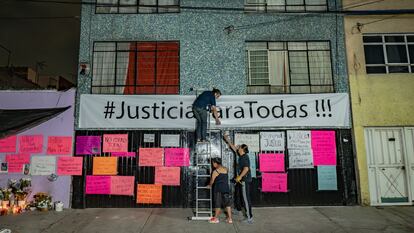 Vecinos de María José colocan pancartas al exterior de su domicilio, en la alcaldía Iztacalco, en abril de 2024.