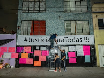 Vecinos de María José colocan pancartas al exterior de su domicilio, en la alcaldía Iztacalco, en abril de 2024.