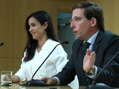 Begoña Villacís y José Luis Martínez-Almeida, tras la primera reunión del Ayuntamiento de Madrid.