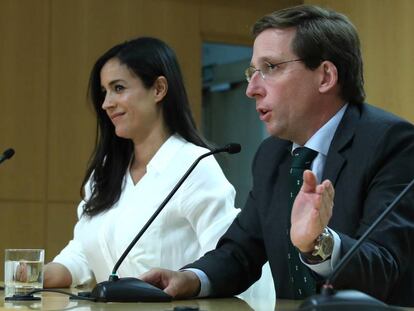 Begoña Villacís y José Luis Martínez-Almeida, tras la primera reunión del Ayuntamiento de Madrid.