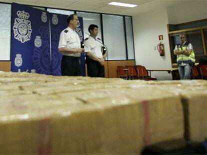 Los 316 kilos de heroína fueron expuestos ayer por la policía tras su incautación en un velero en Sitges.
