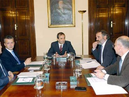 El ministro del Interior (en el centro), en la reunión del Comité Ejecutivo para el Mando Unificado. Junto a él, de izquierda a derecha, el director de la Guardia Civil, Carlos Gómez Arruche; el secretario de Estado de Seguridad, Antonio Camacho; el jefe del Gabinete del Ministro, José Luis de Benito, y el director de la Policía, Víctor García Hidalgo.