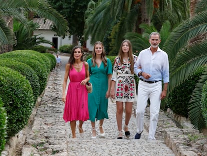 La reina Letizia, la princesa Leonor, la infanta Sofía y el rey Felipe VI durante sus vacaciones en Palma de Mallorca a finales de julio.