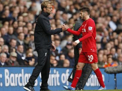 Klopp choca la mano con Lallana tras cambiarlo.