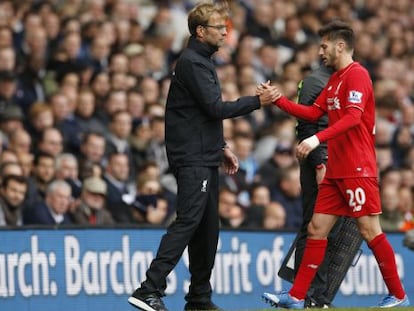 Klopp choca la mano con Lallana tras cambiarlo.