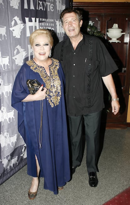 Concha Márquez Piquer y su marido, Ramiro Oliveros, en los premios Mayte de Teatro, el 1 de junio de 2006, en Madrid.