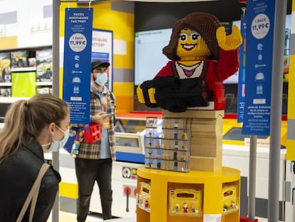 Interior de la nueva tienda que Lego ha abierto en el Paseo de Gracia de Barcelona. 