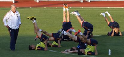 Vicente del Bosque y sus jugadores, en un momento de la primera sesión preparatoria.