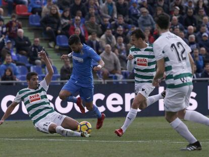 Ángel disputa un balón con José Ángel.
