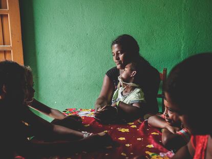 Ivone Maria Araujo, este jueves con sus hijos y sobrinos en la cocina de su casa, en el área rural de Garanhuns.
