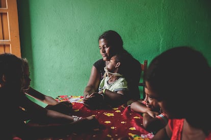 Ivone Maria Araujo, este jueves con sus hijos y sobrinos en la cocina de su casa, en el área rural de Garanhuns.