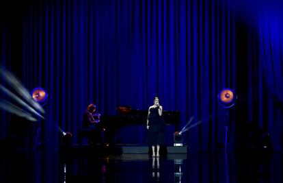 Amaia, durante su actuación en la ceremonia de entrega de los Premios Goya.