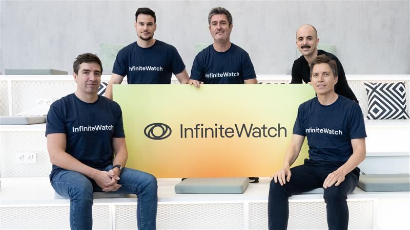 El equipo fundador de InfiniteWatch, Iñaki Berenguer, Pablo Molina, Alberto González, Alex Lorenzo y Ginés Sánchez, en una imagen cedida por la empresa.