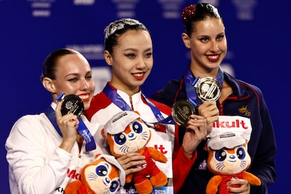 La medallista de oro, Huiyan Xu de China, celebra en el podio junto a la medallista de plata, Vasilina Khandoshka, atleta neutral, y la medallista de bronce, Iris Tió Casas de España. 