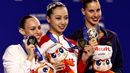 La medallista de oro, Huiyan Xu de China, celebra en el podio junto a la medallista de plata, Vasilina Khandoshka, atleta neutral, y la medallista de bronce, Iris Tió Casas de España.