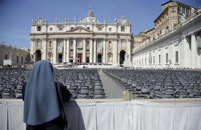 Vista general de la la Plaza de San Pedro en el Vaticano donde está previstos que se congregen cientos de miles de fieles que asistirán a la beatificación de Juan Pablo II y Juan XXIII