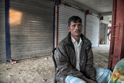 Jafaralam Hoque, un campesino bangladesí a quien el gobierno le incautó sus tierras, sin previo aviso, para construir parte del campo de refugiados para los rohingyas. No es un caso ailsado. El gobierno utilizó esta práctica con muchos agricultores, que han acabado perdiendo sus tierras y ahora sobreviven como pueden.