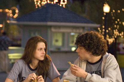 Kristen Stewart y?Jesse Eisenberg en?Adventureland (2009).