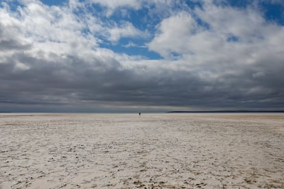Un hombre camina por el lago Tuz, en Turquía, reseco por la sequía, el 21 de octubre de 2021.