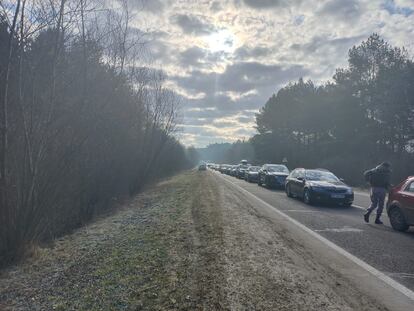 Foto tomada por Saúl Perera a una fila de coches en el límite con Polonia.