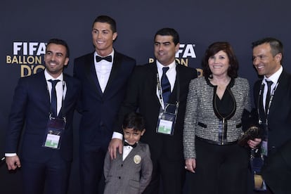 Cristiano Ronaldo, junto a su hijo y otros familiares a su llegada a la Gala del Balón de Oro de la FIFA celebrada en el Kongresshaus de Zúrich (Suiza).