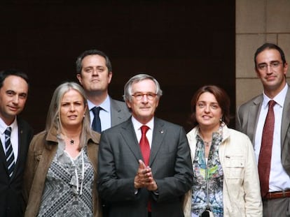 Xavier Trias, en el centro de la imagen, con los futuros tenientes alcaldes de Barcelona. De izquierda a derecha, Jaume Ciurana (5º teniente alcalde), Maite Fandos (4º teniente alcalde) , Joaquim Forn (1er teniente alcalde) , Xavier Trias (alcalde) , Sonia Recasens (( 2ª teniente alcalde) y Antoni Vives (3er teniente alcalde).