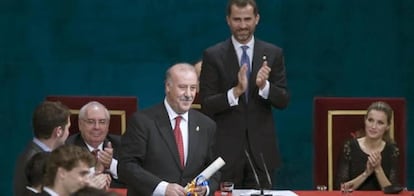 El Príncipe Felipe aplaude a la representación de los jugadores de la Selección Española de Fútbol y a su entrenador Vicente del Bosque