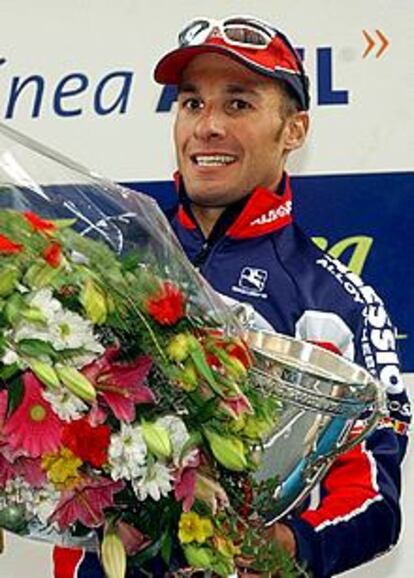 Furlan, el vencedor de la etapa en el podio.