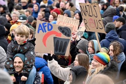 People gather to form a human chain around the Reichstag building, during a rally of the broad alliance "Hand in Hand" under the slogan "Wir sind die Brandmauer" ("We are the Firewall") to protest against right-wing extremism and for the protection of democracy, in Berlin, Germany February 3, 2024