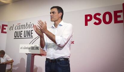 20/07/2015.- El l&iacute;der socialista, Pedro S&aacute;nchez, durante su intervenci&oacute;n en la inauguraci&oacute;n, hoy en M&eacute;rida, de una jornada del PSOE en la que expertos y pol&iacute;ticos abordan el futuro del estado del bienestar, del sistema sanitario y de los servicios sociales, hoy en M&eacute;rida. EFE/Jero Morales