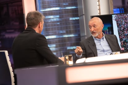 El escritor Arturo Pérez-Reverte, con Pablo Motos, el pasado lunes en 'El Hormiguero'.