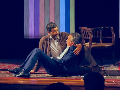 Escena de la obra de teatro 'Por la punta de la nariz' basada en la obra 'El electo' del español Ramón Madaula. 