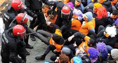 Entre 200 y 300 personas forman un muro humano en Vitoria para intentar evitar la detención de tres miembros de Segi.